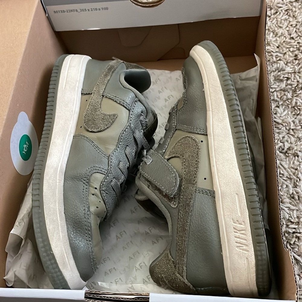 Nike Kids Sneakers in Gray and White